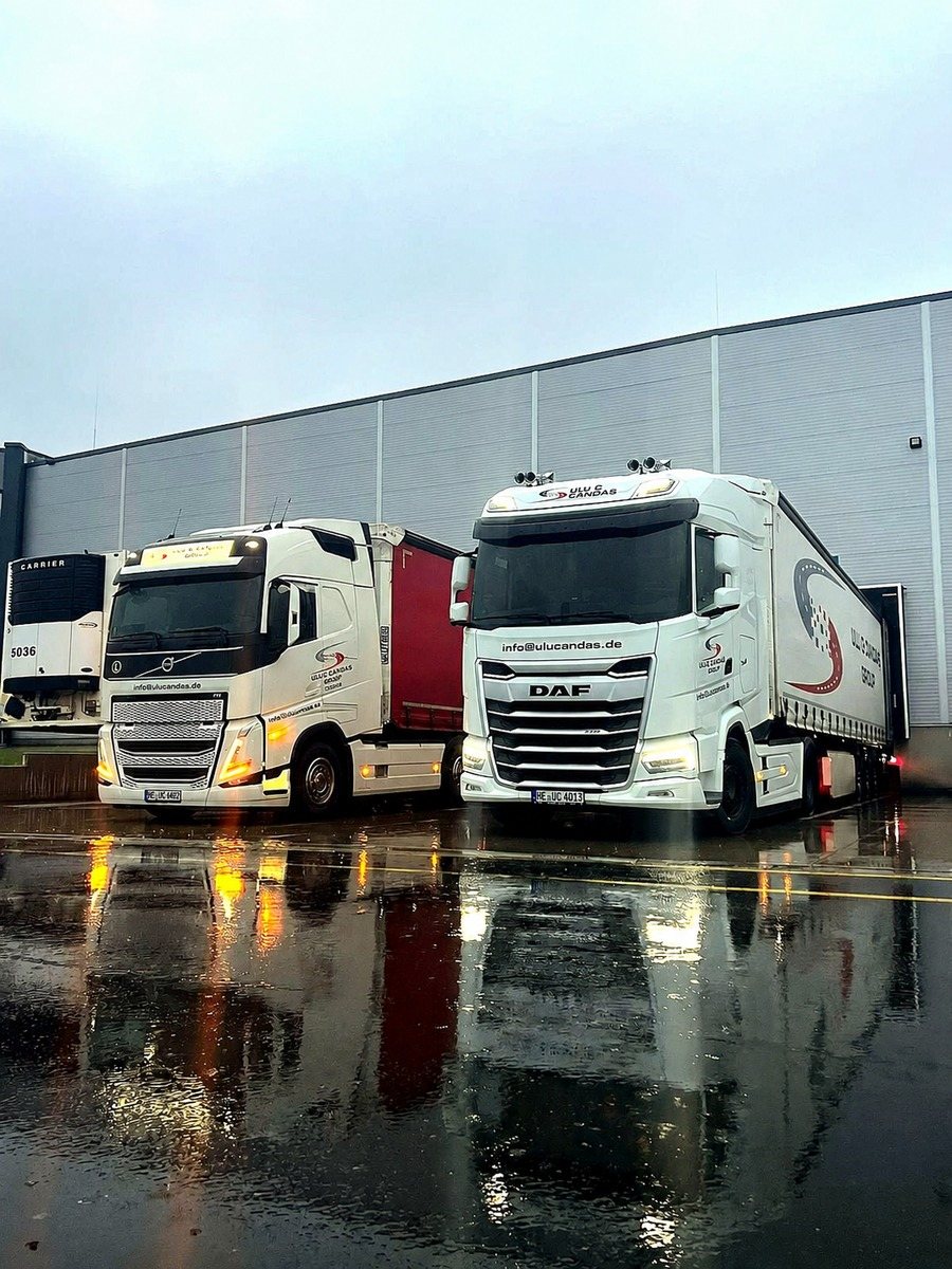 Zwei Zugmaschinen der Ulu & Candaş Logistik in der Abenddämmerung