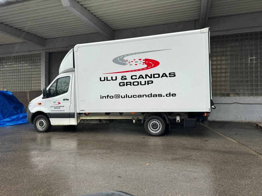 Ulu & Candaş Transporter mit Kofferaufbau auf dem Hof