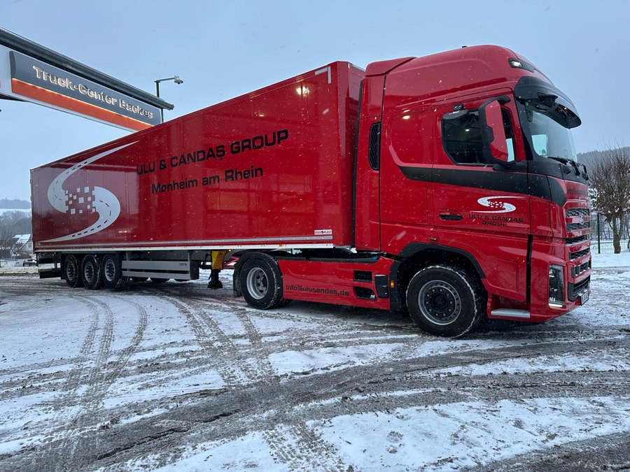 Rote Ulu & Candaş Zugmaschine im Schnee