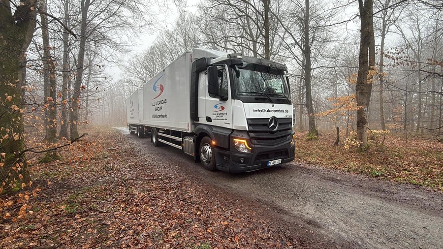 Ulu & Candaş Fahrzeug auf einer Waldstraße