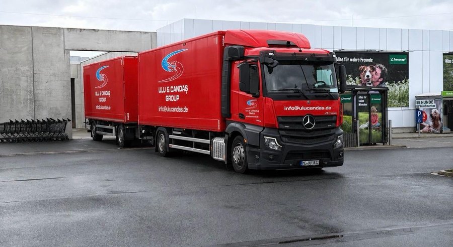 Roter Ulu & Candaş Lkw auf dem Betriebshof