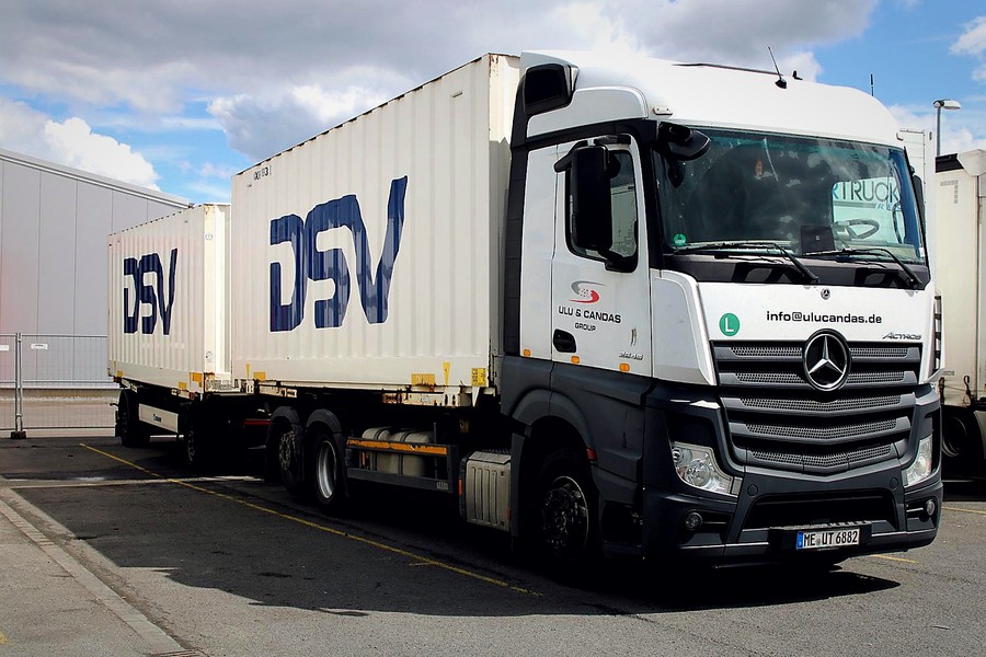 Mercedes-Benz Lkw mit DSV-Wechselbrücken