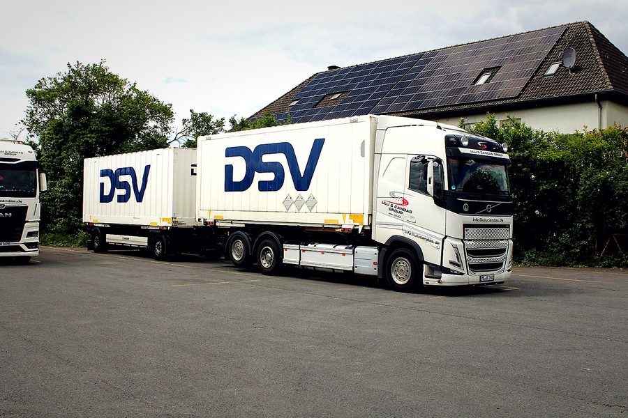 Zugmaschine mit DSV-Wechselbrücken im Betrieb
