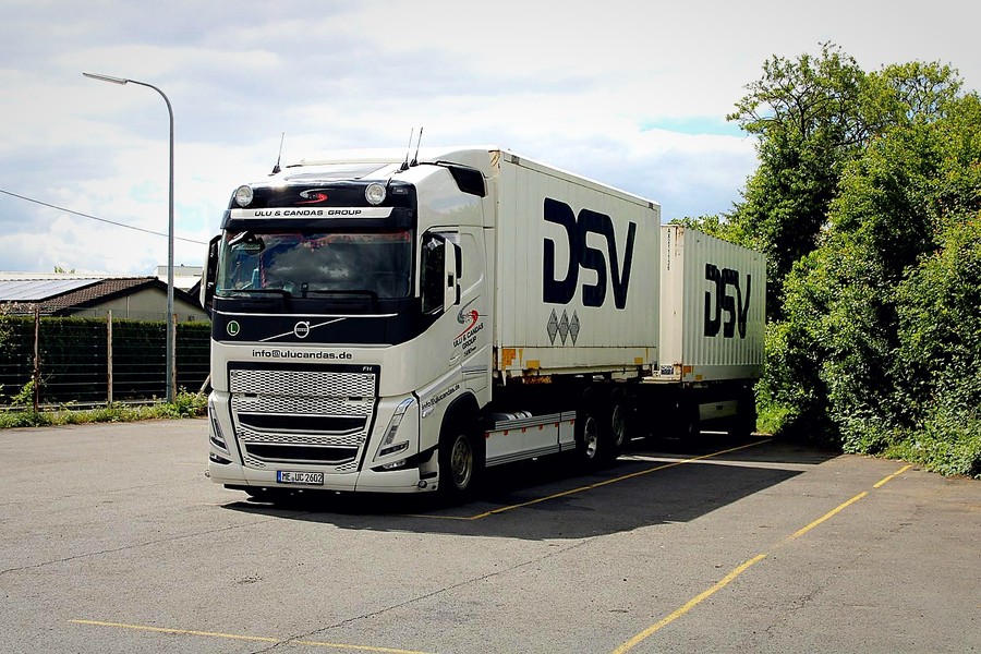 Volvo-Zugmaschine mit DSV-Wechselbrücken