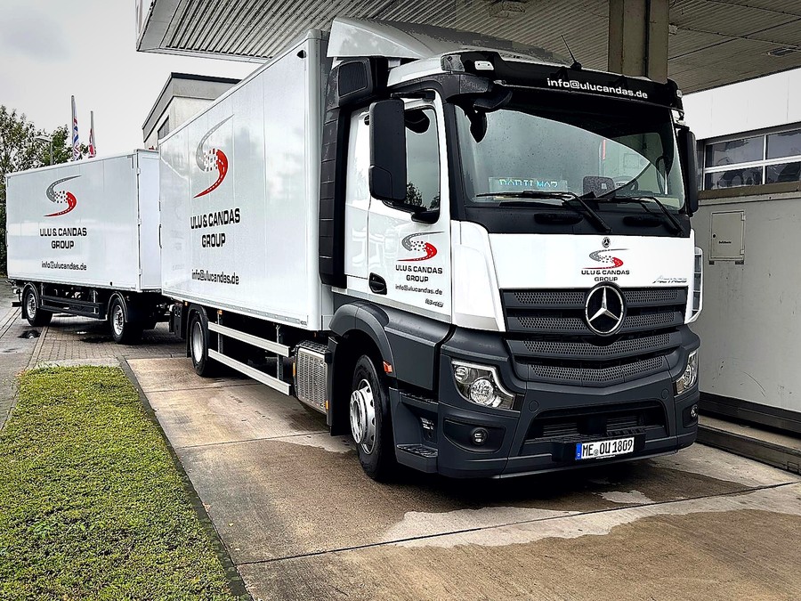 Mercedes-Benz Lkw mit Ulu & Candaş Anhänger