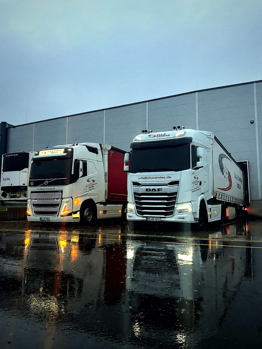 Zugmaschinen bei Regen mit dunklen Scheiben und Spiegelung