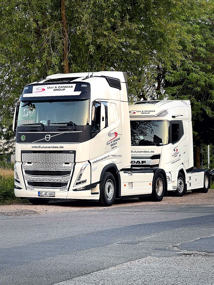 Volvo und DAF Zugmaschinen am Straßenrand