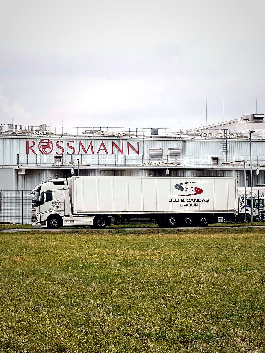 Ulu & Candaş Fahrzeug am Rossmann-Standort