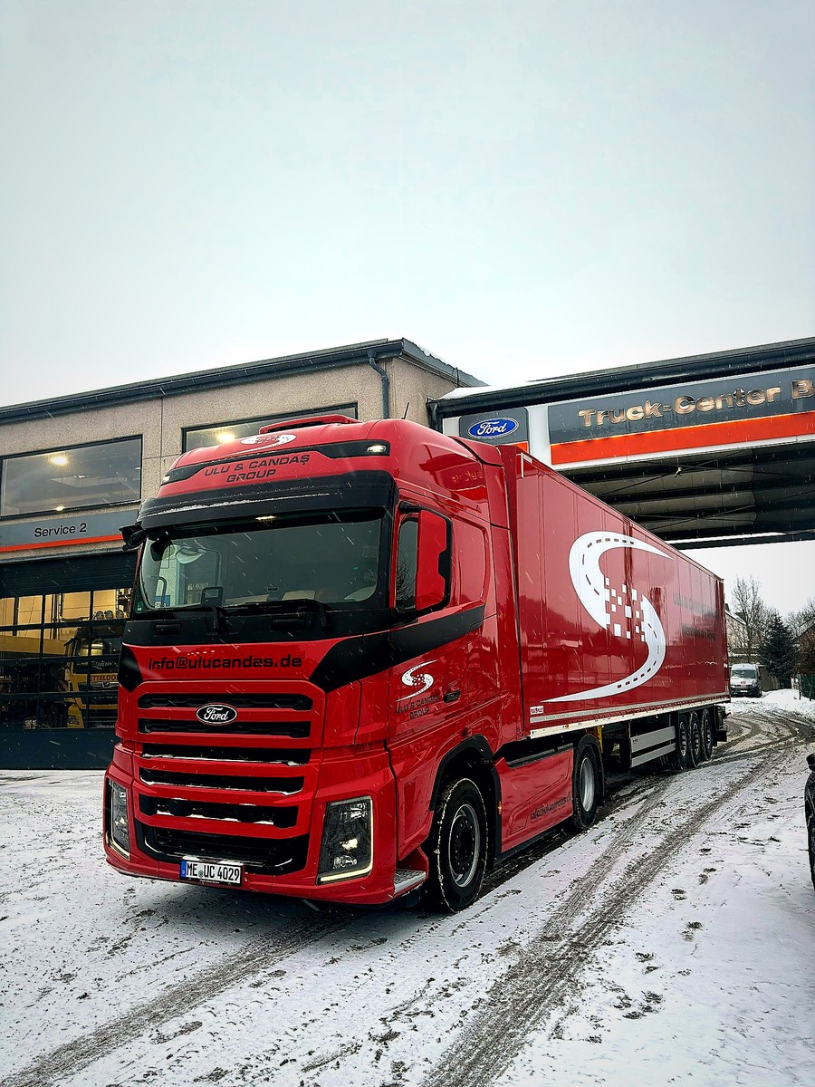Rote Zugmaschine vor dem Logistikstandort