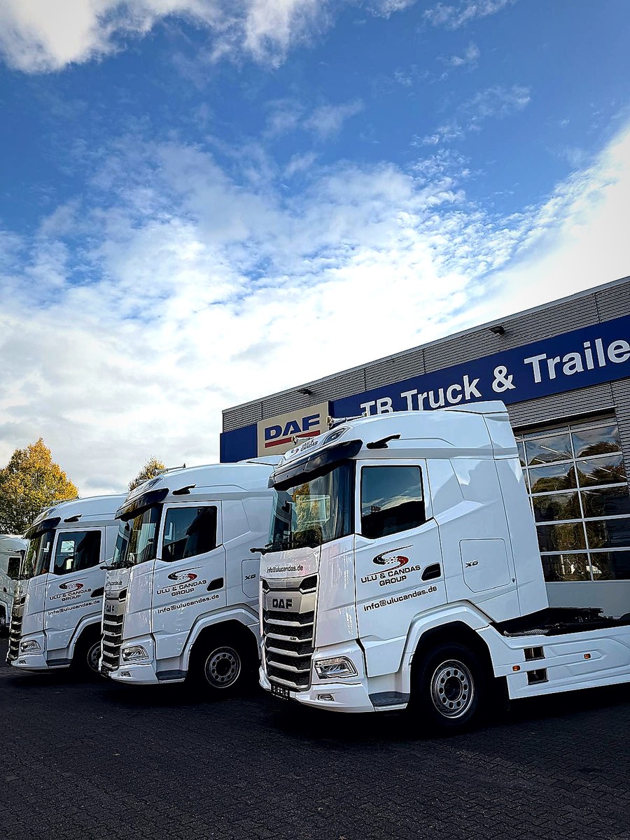 Ulu & Candaş Zugmaschinen vor Truck & Trailer Betrieb