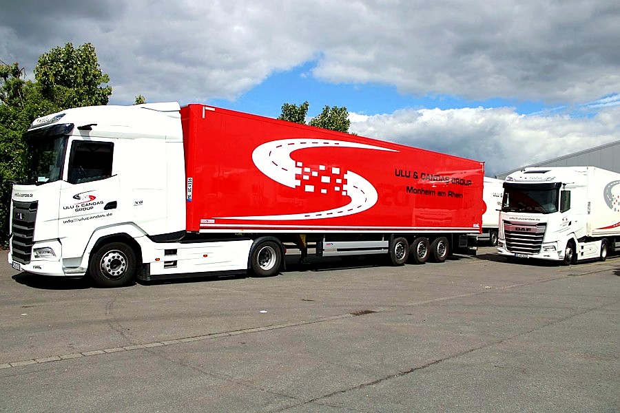 Internationaler Transport mit Marken-Auflieger